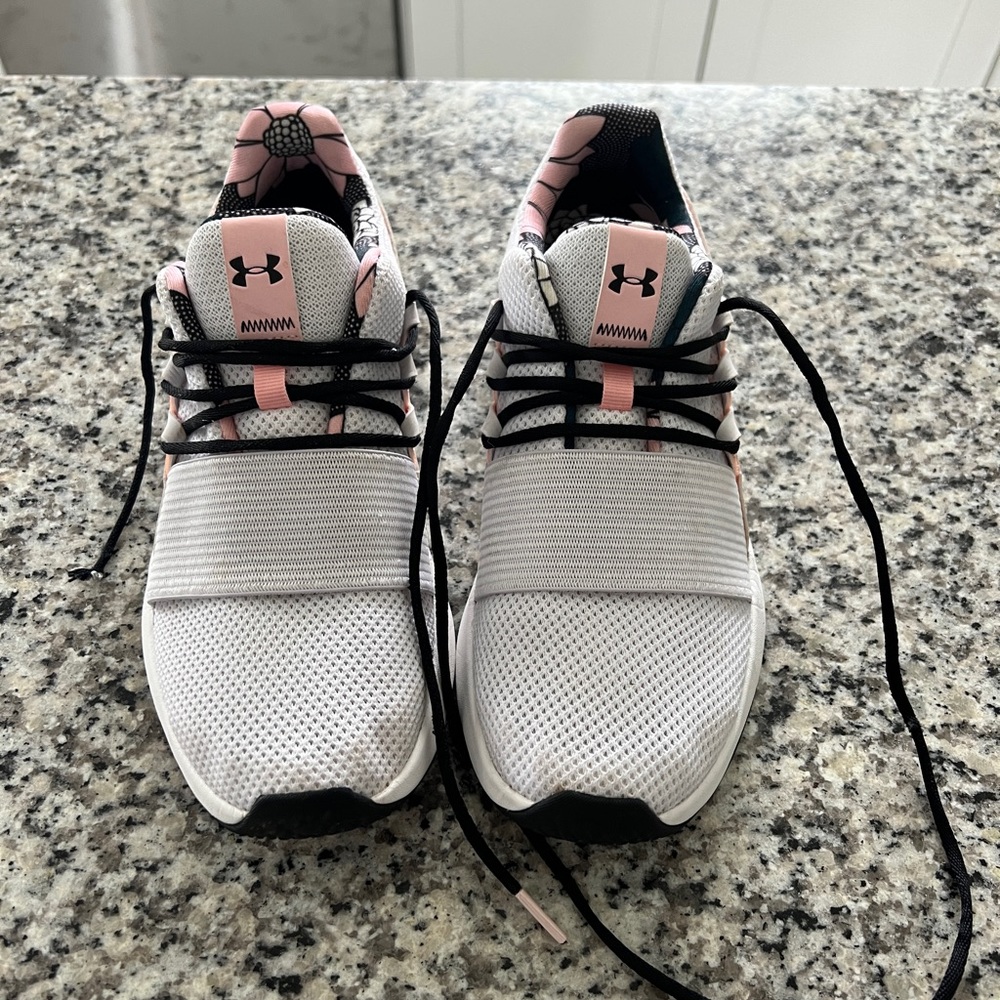 Bearly worn, nearly new UA Sneakers